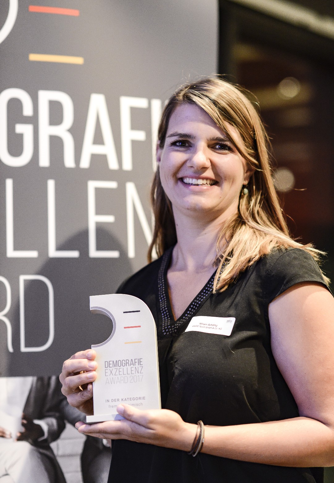 VAUDE Personalleiterin Miriam Schilling nahm den Preis im Hotel InterContinental in Berlin entgegen.