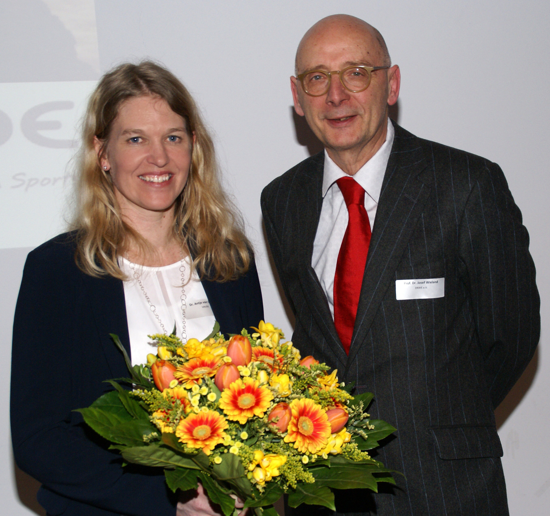 Der Vorsitzende des DNWE, Prof. Dr. Josef Wieland, beglückwünscht VAUDE Geschäftsführerin Dr. Antje von Dewitz