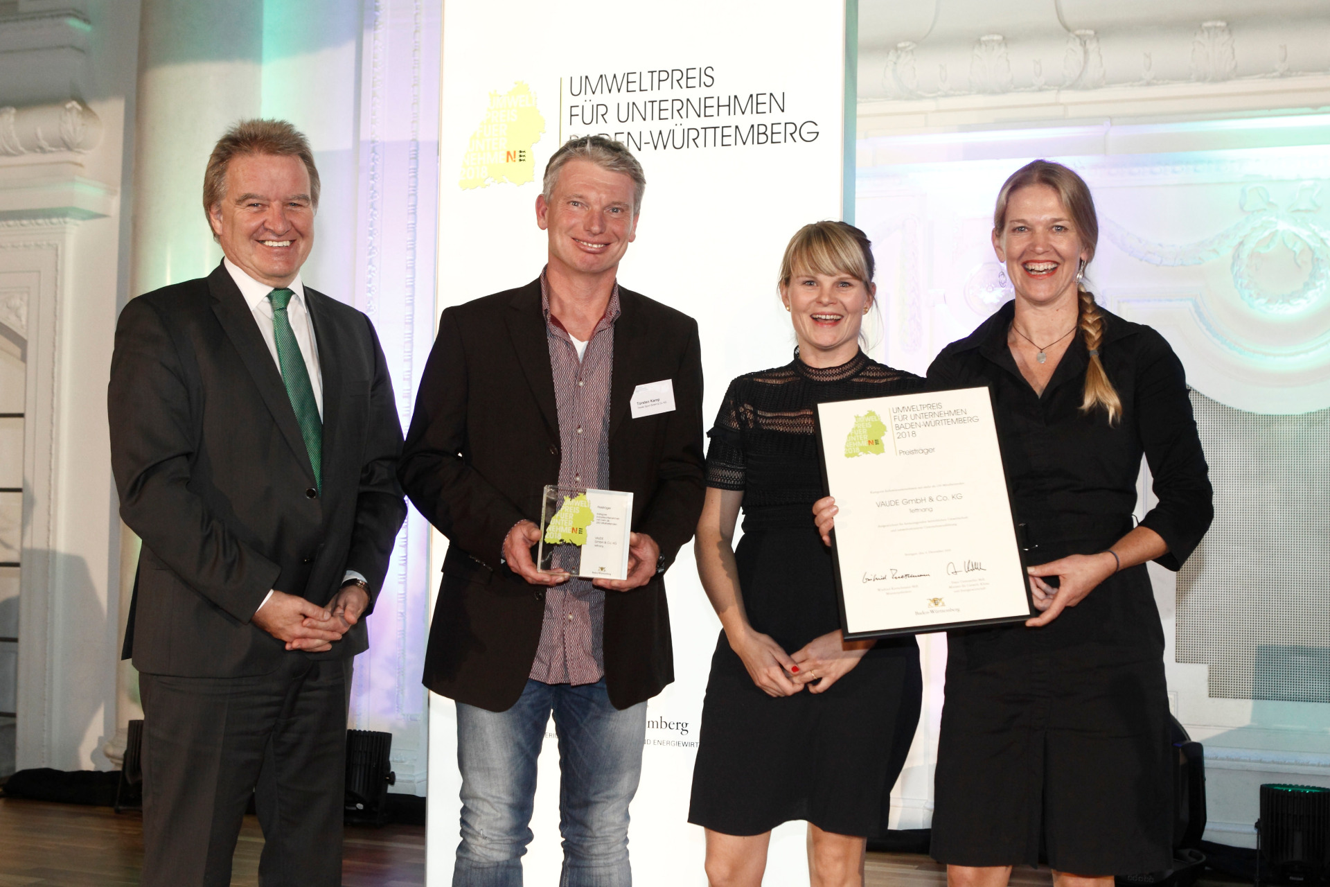 At the official award ceremony in the Neuen Schloss in Stuttgart, Baden-Württemberg's Environment Minister, Franz Untersteller (left), presented the prestigious award to Antje von Dewitz (right), VAUDE CEO, and her colleagues.